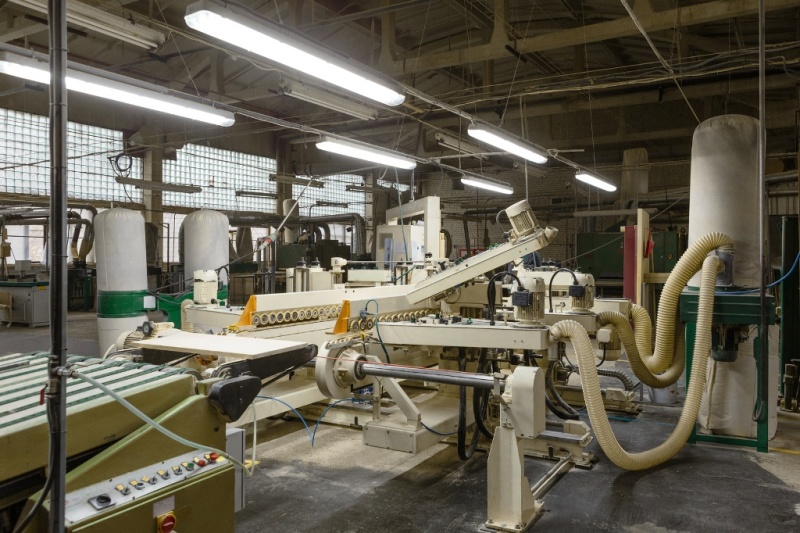 Przewody odciągowe w fabryce nowoczesnych mebli